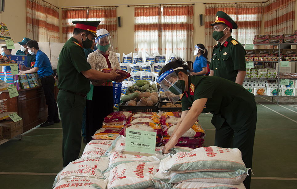 Món quà nhỏ sưởi ấm lòng dân